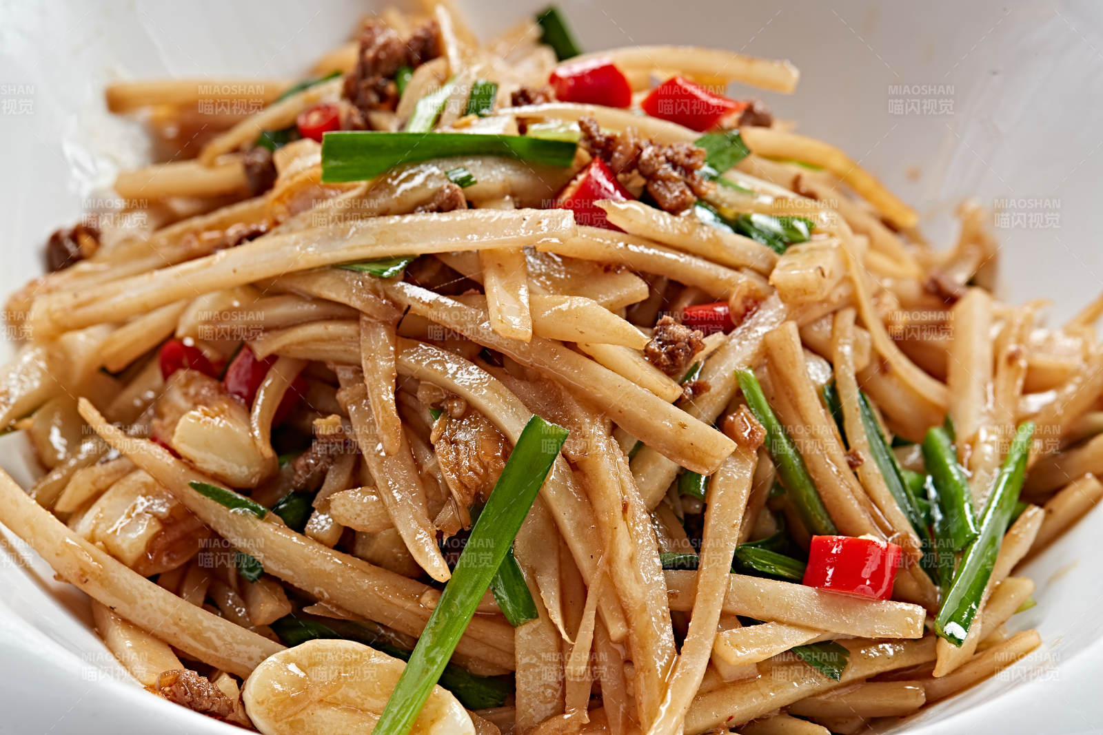 蒜香肉沫炝炒笋丝