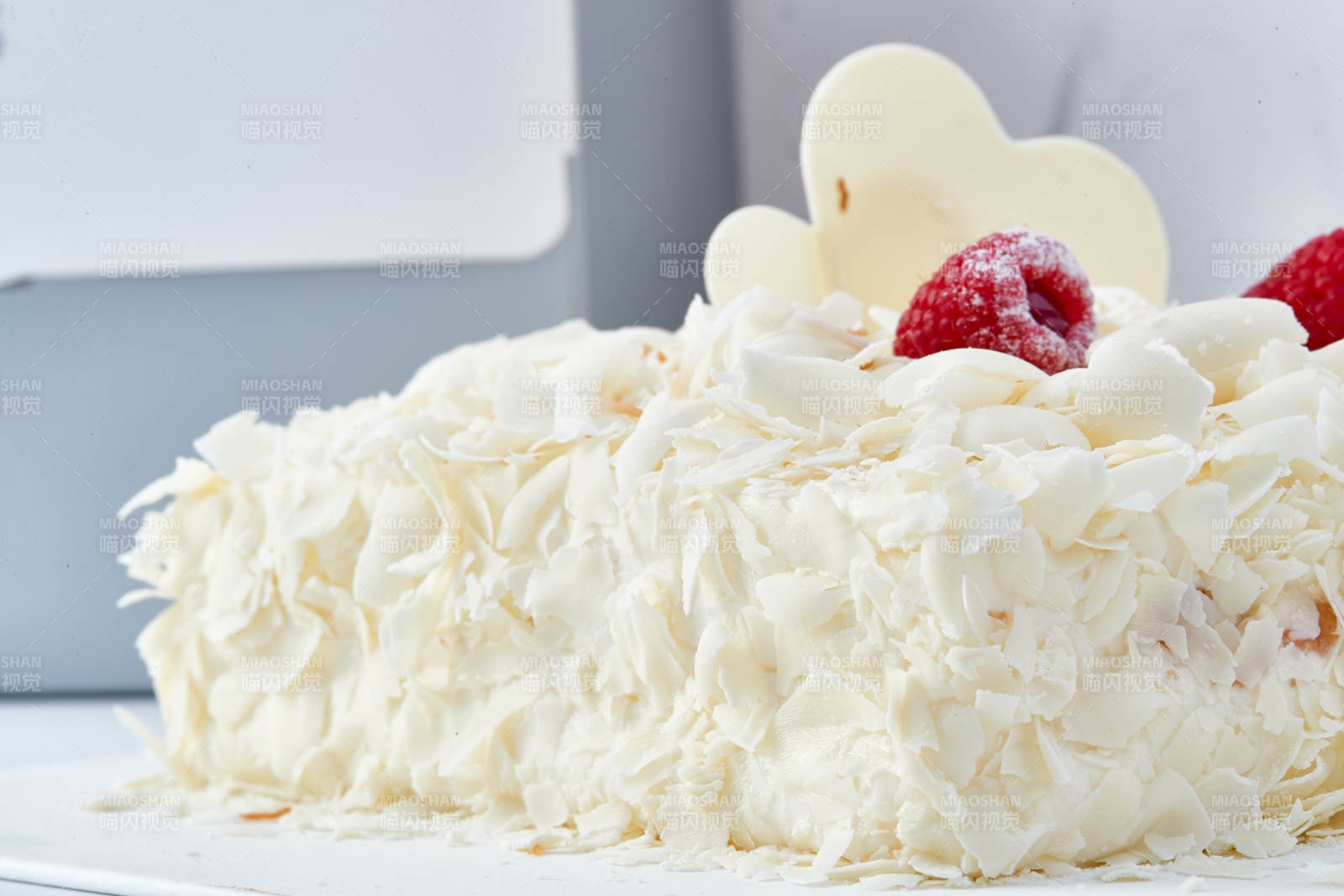 草莓白巧克力榴莲慕斯生日蛋糕-摄影图