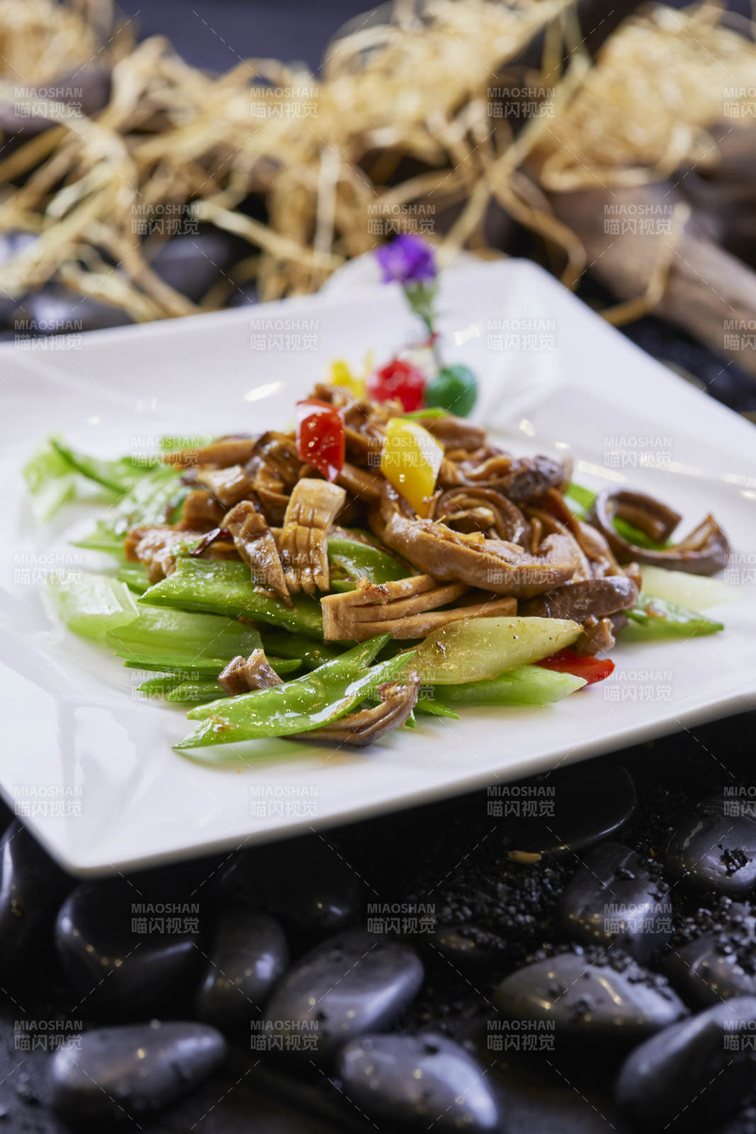 西芹荷兰豆小炒猪肚-摄影图