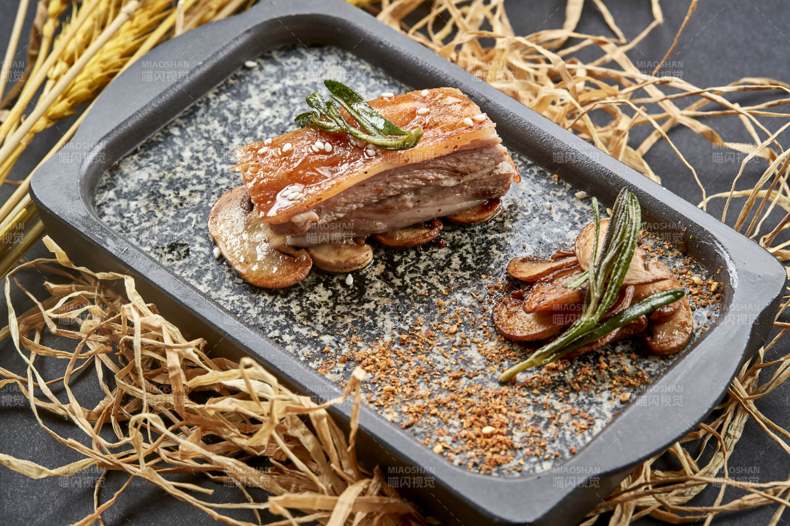 高档时尚蒙餐位菜铁板炭烤羊小排