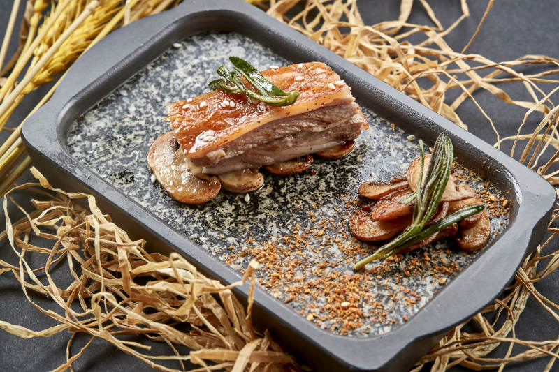 高档时尚蒙餐位菜铁板炭烤羊小排