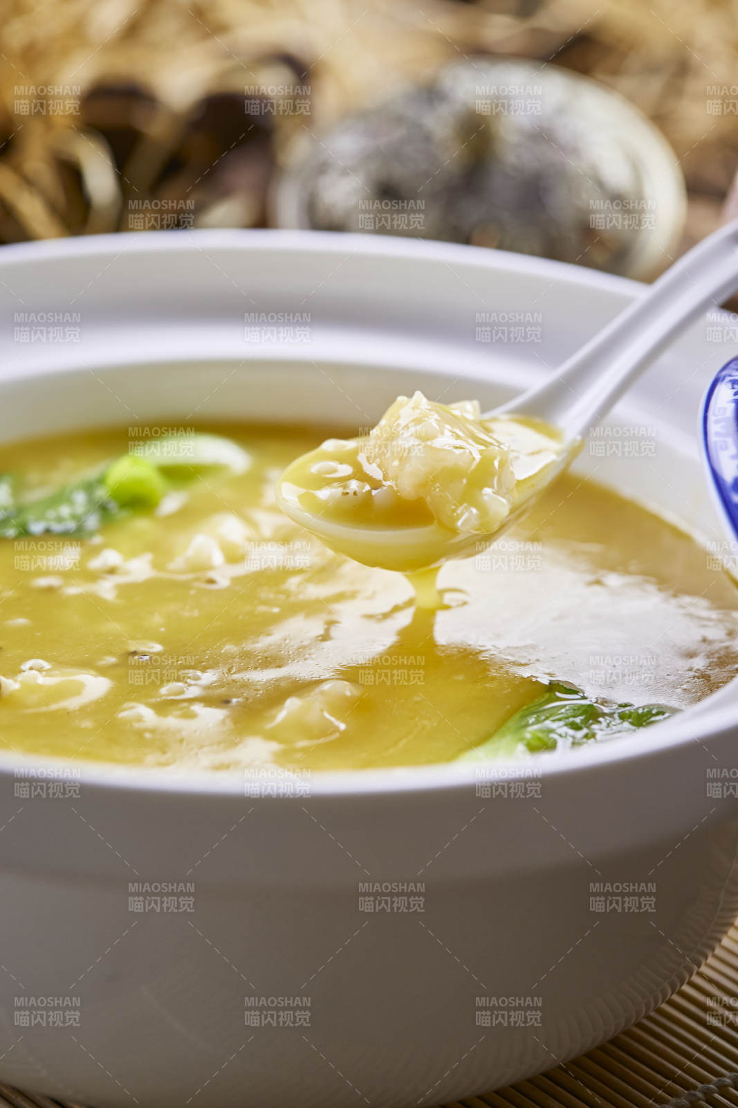 浓汤烩虾仁-摄影图