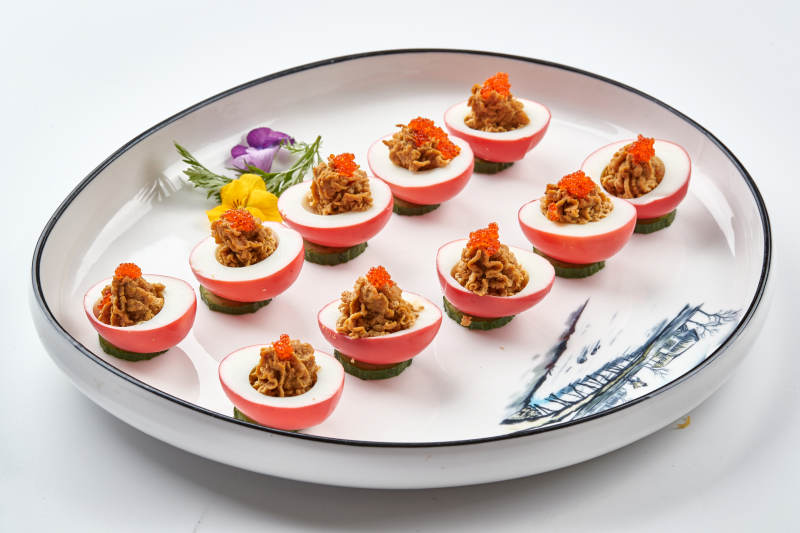 白色瓷盘装的蟹籽鸡蛋醸鹅肝