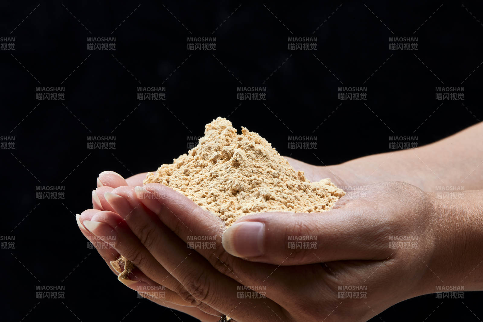 雙手揉搓捧起的糊糊面豆糊面