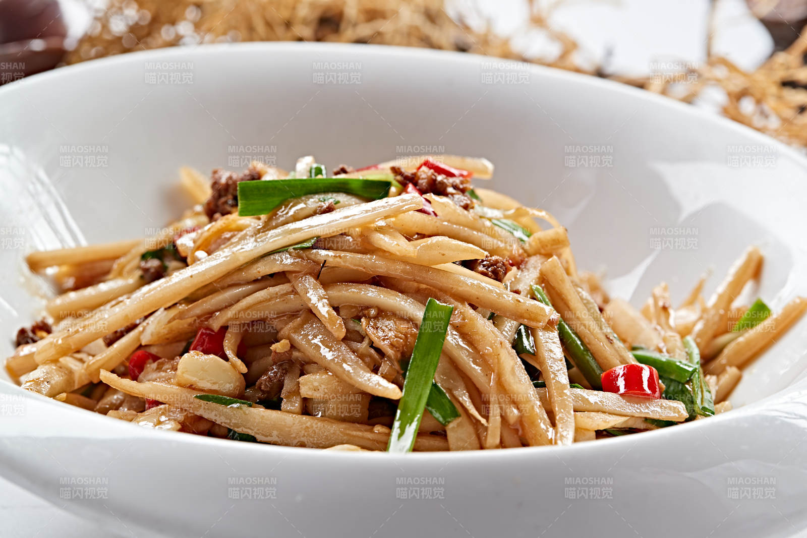 蒜香肉沫炝炒笋丝