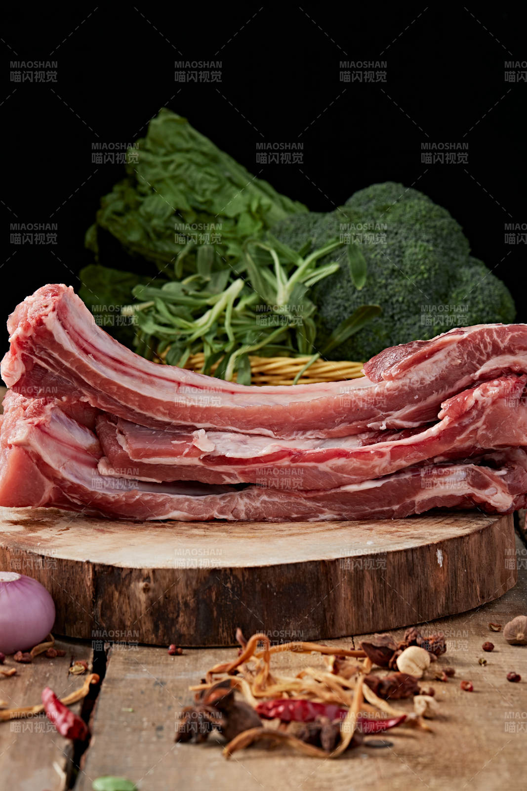 白色背景下的生鲜猪肋排