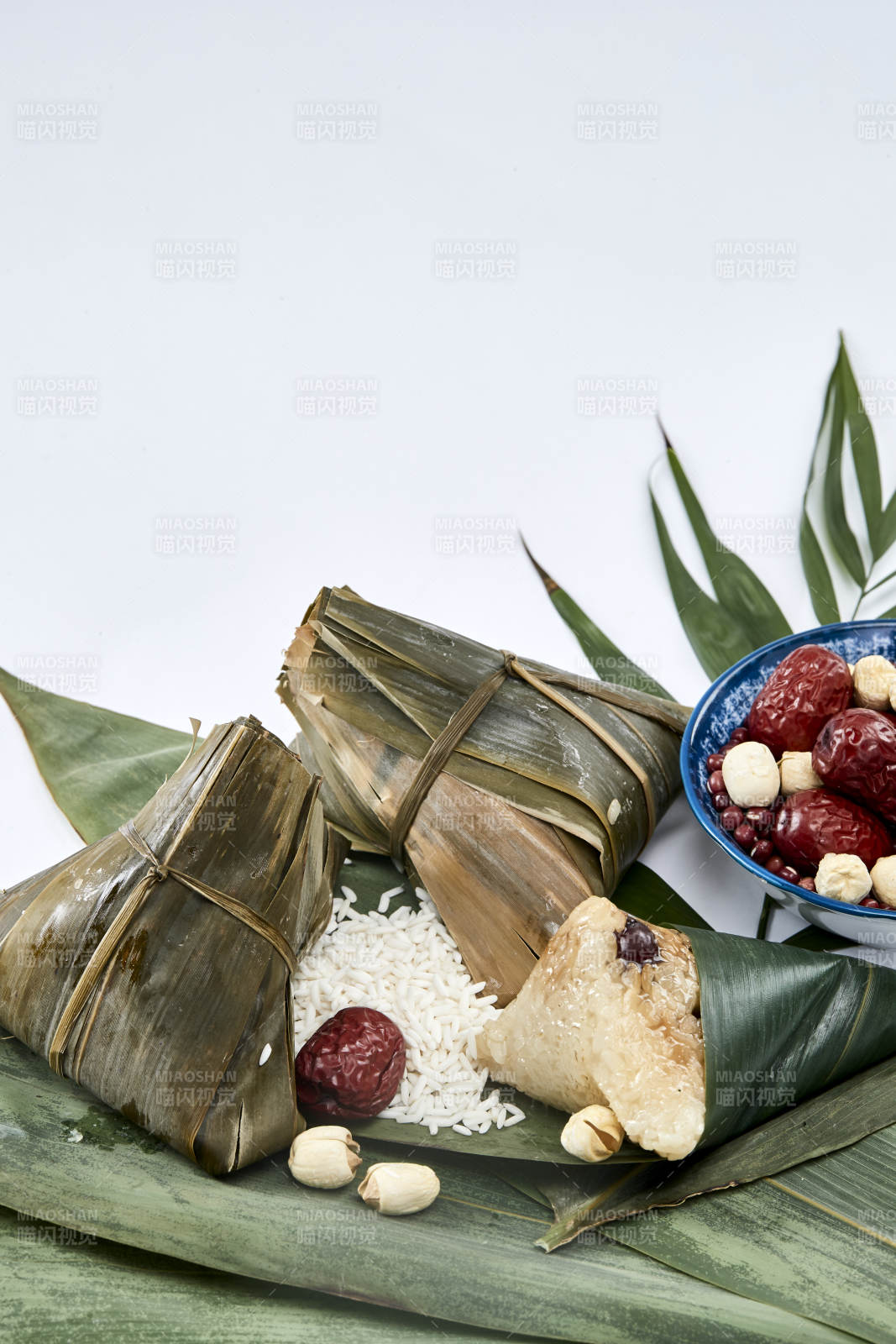 端午节的粽子和原材料-摄影图