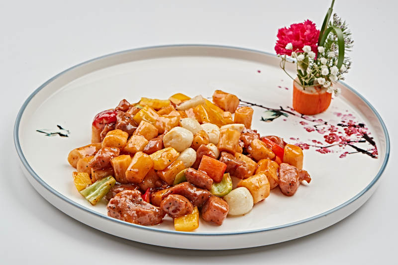 白色瓷盘装的黑椒杏鲍菇牛仔粒