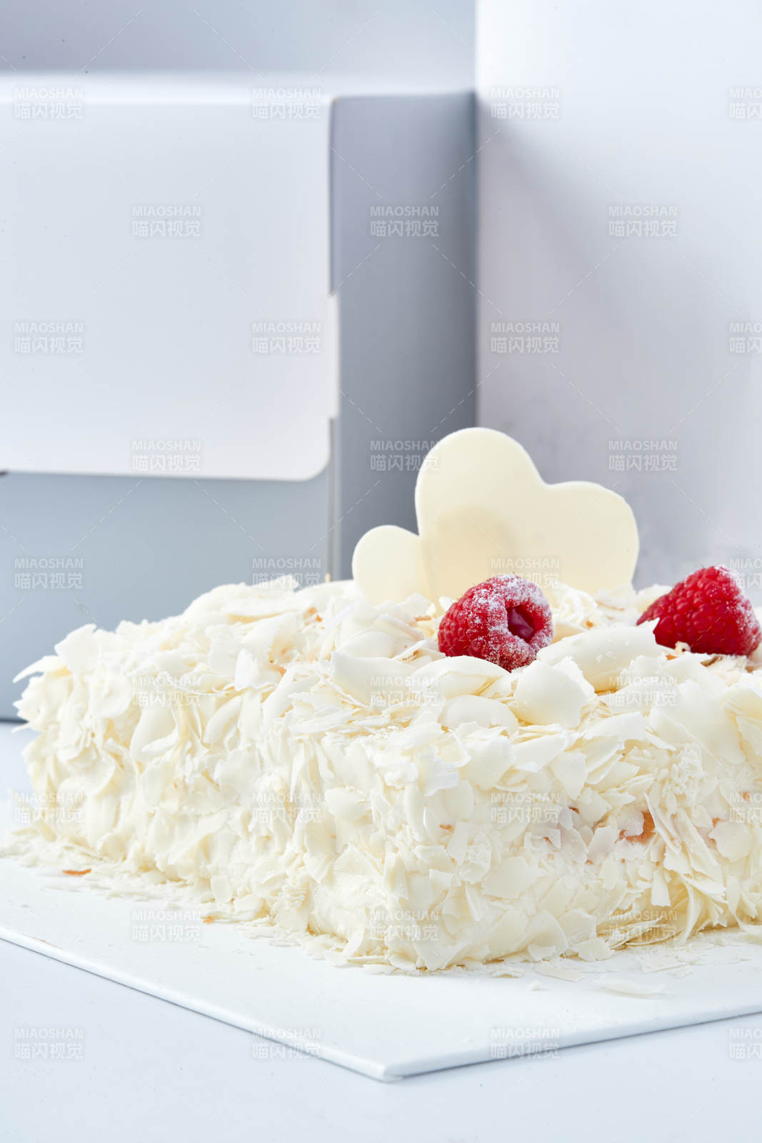 草莓白巧克力榴莲慕斯生日蛋糕-摄影图