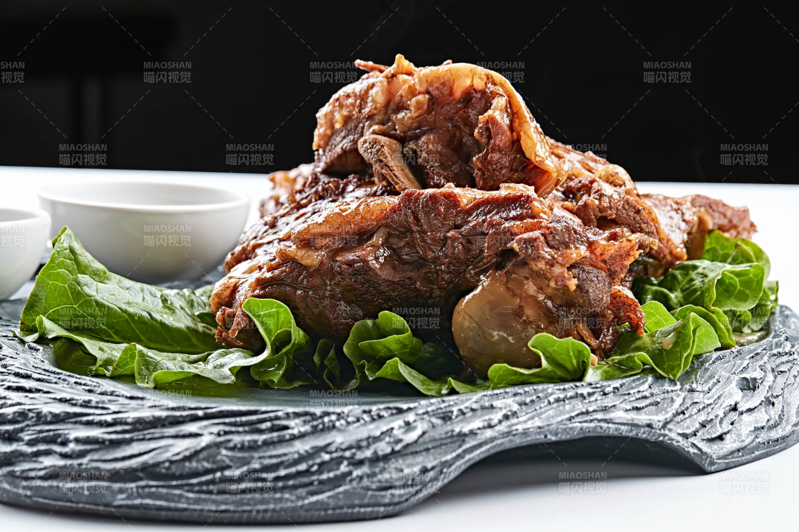 異形餐具裝的鹵味羊腿