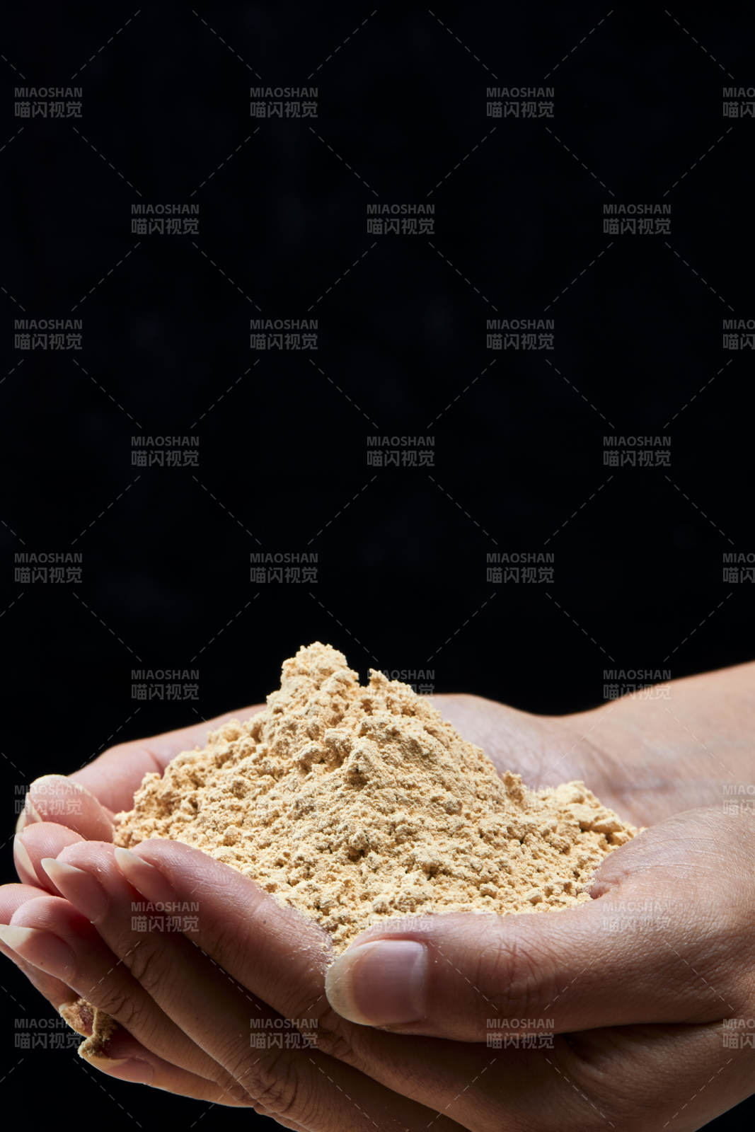 雙手揉搓捧起的糊糊面豆糊面