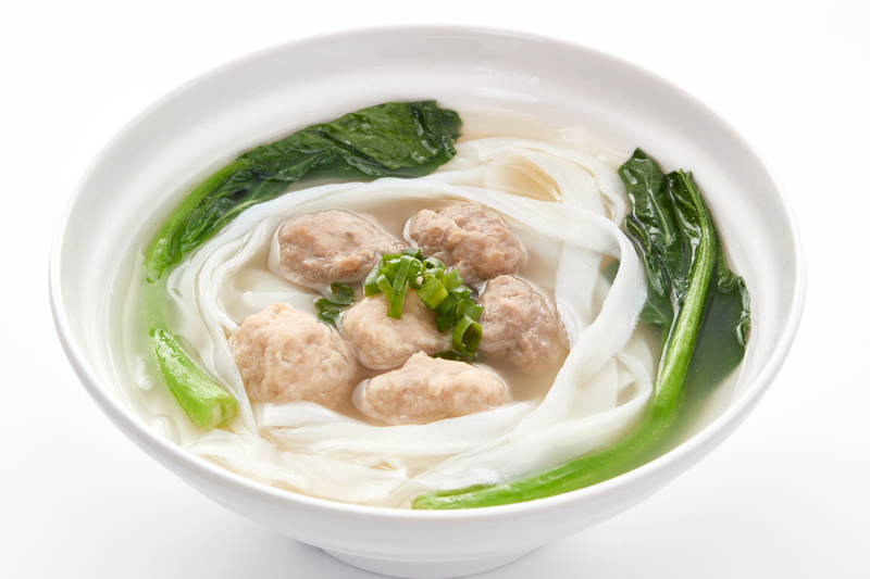 白色瓷碗裝的廣式河粉配牛丸