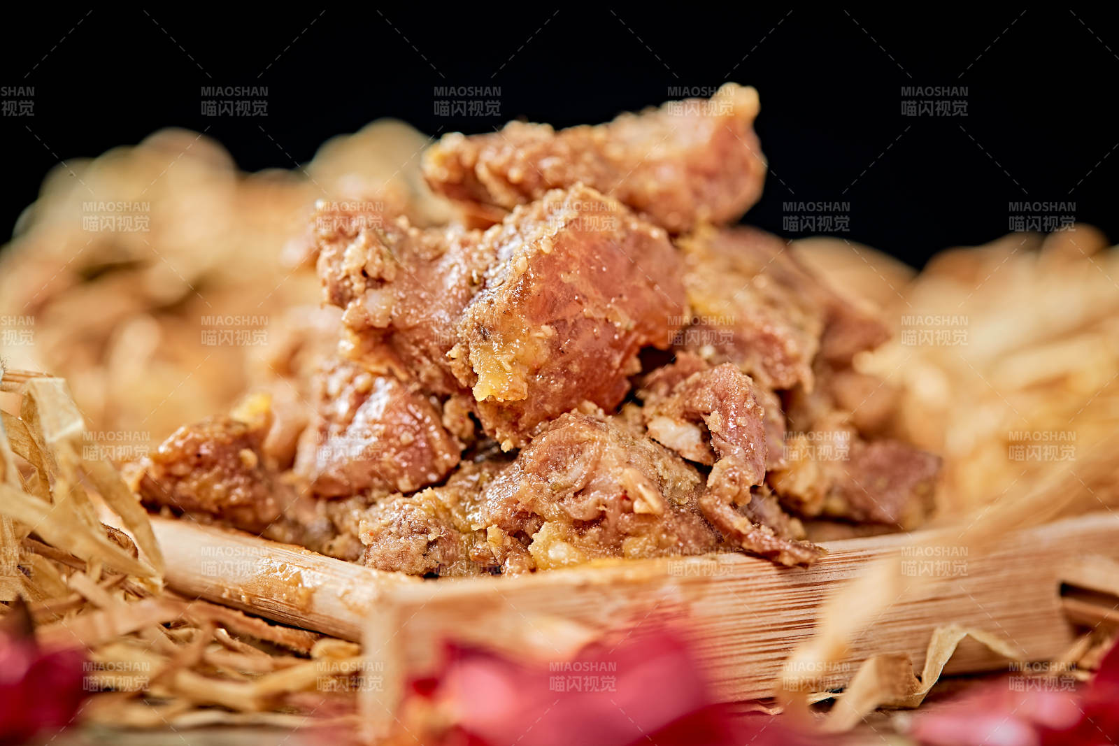 木质背景上摆放的自然香辣牛筋肉