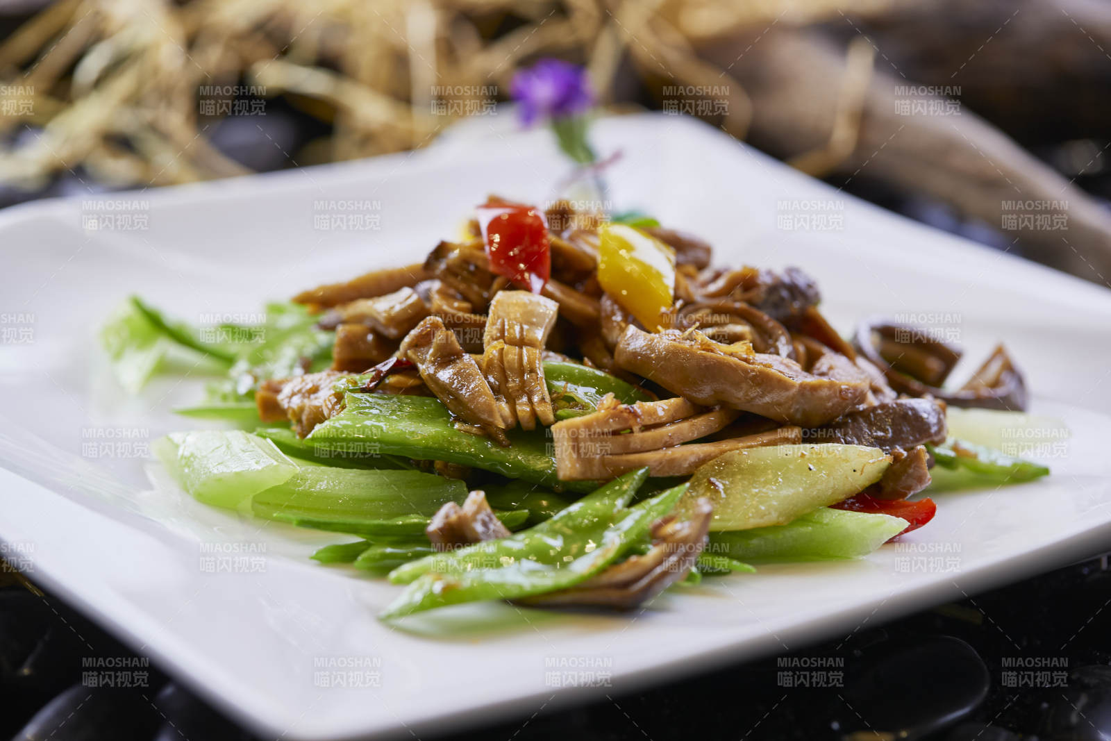 西芹荷兰豆小炒猪肚-摄影图