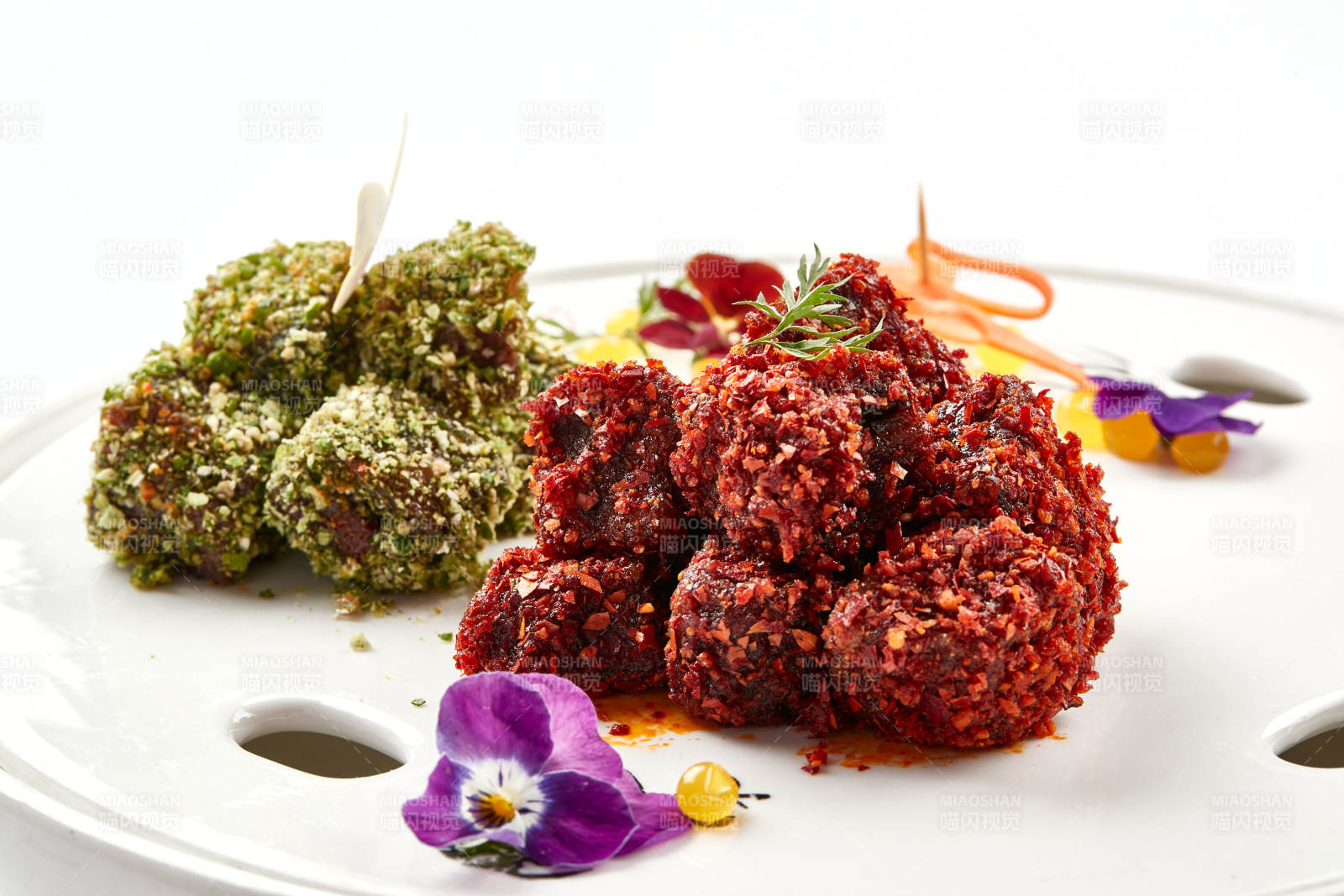 精美瓷餐具装的双色和牛