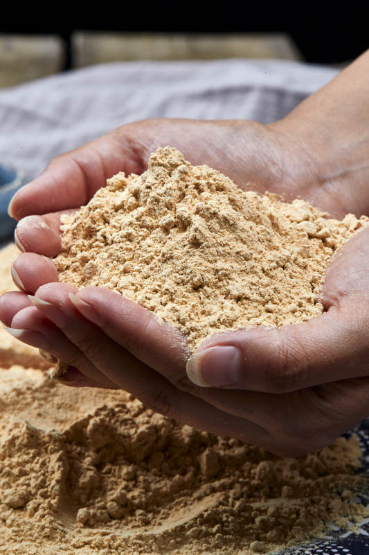 雙手揉搓捧起的糊糊面豆糊面