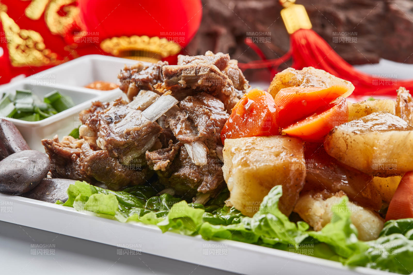 白色瓷盘装的胡萝卜土豆炖羊排-摄影图