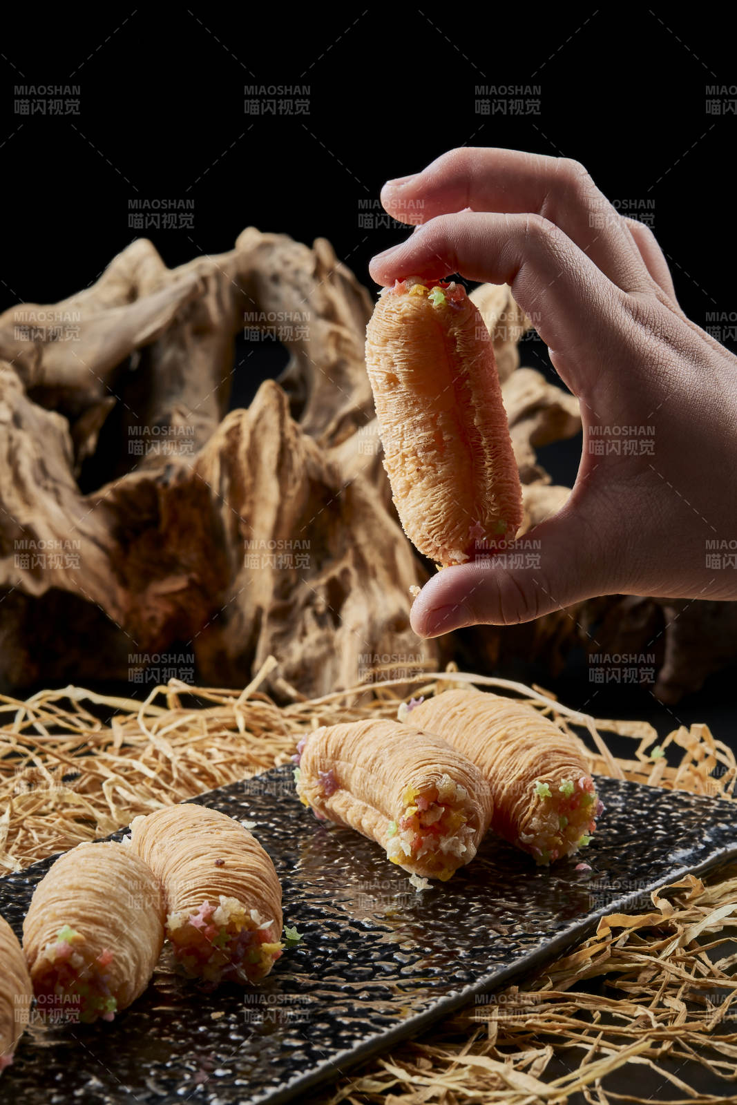 黑色瓷盤裝的香酥奶黃蛋酥