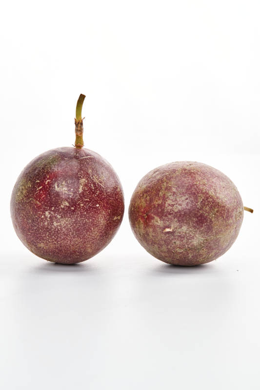 白色背景上摆放的新鲜百香果-摄影图