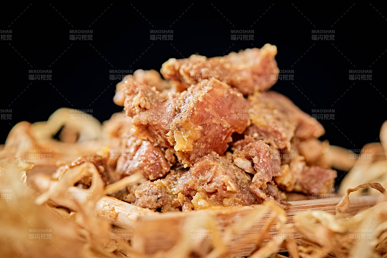 木质背景上摆放的自然香辣牛筋肉