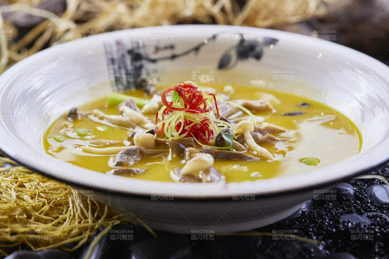 酸汤猪肚白玉菇