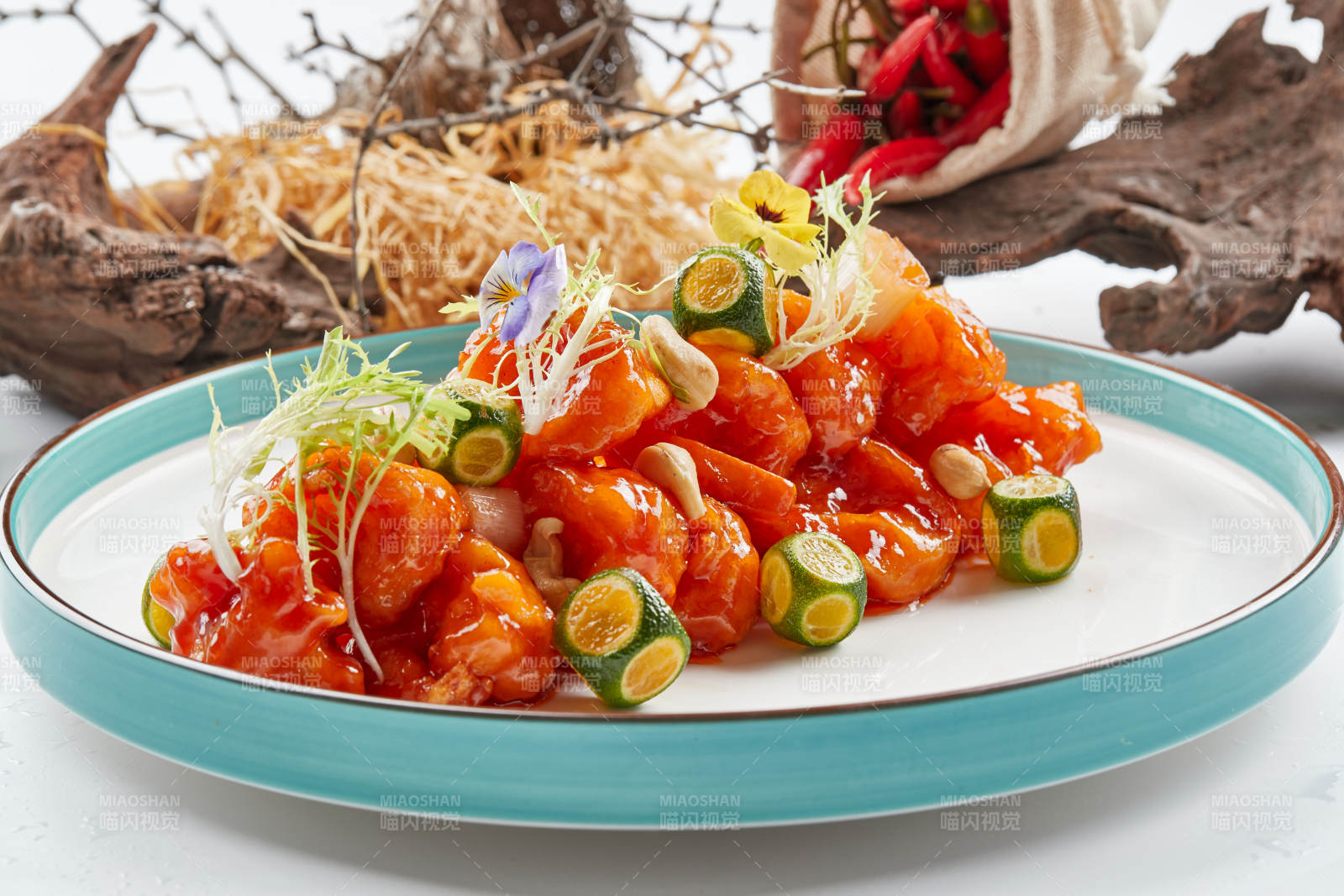 精美瓷餐具裝的宮保大蝦球