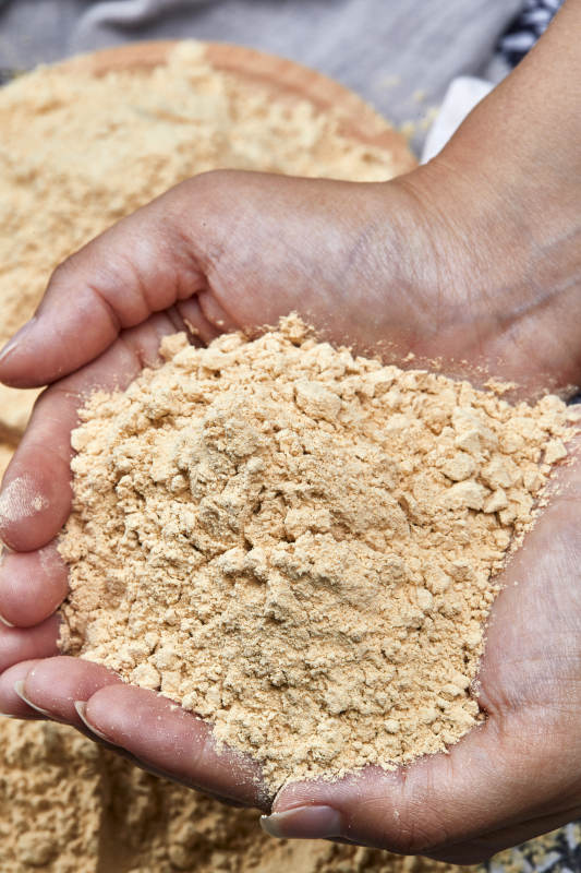 雙手揉搓捧起的糊糊面豆糊面