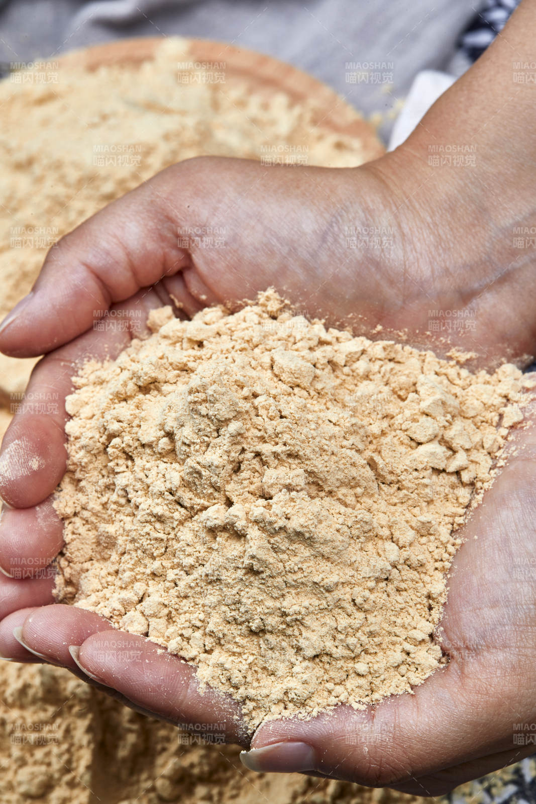 雙手揉搓捧起的糊糊面豆糊面