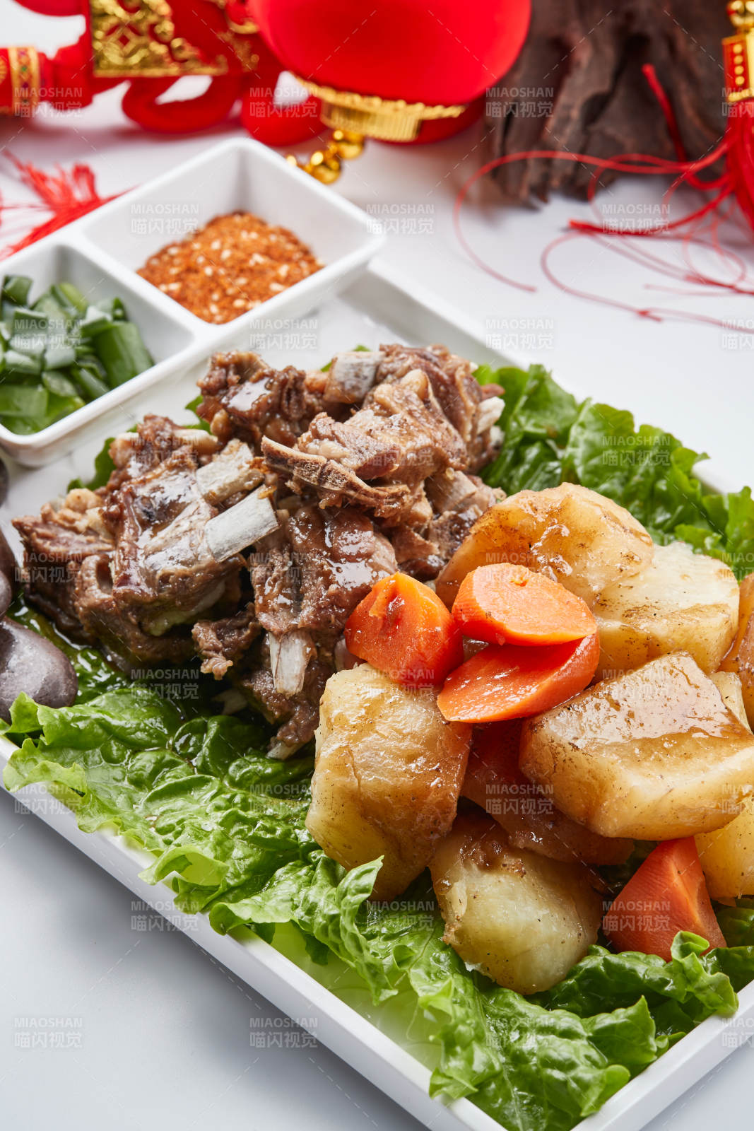 白色瓷盘装的胡萝卜土豆炖羊排-摄影图