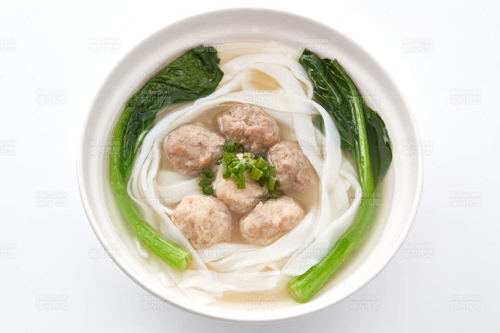 白色瓷碗裝的廣式河粉配牛丸