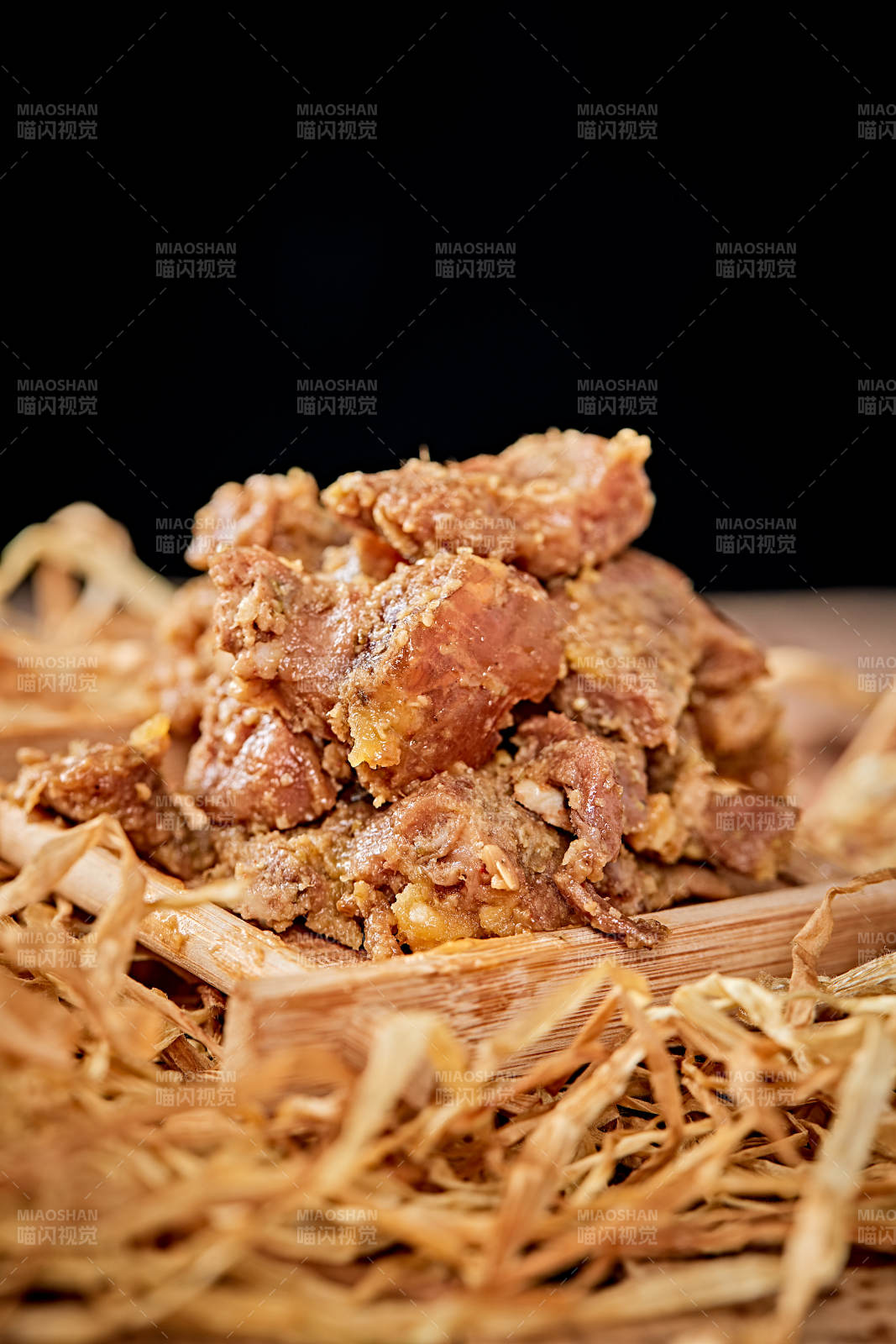 木质背景上摆放的自然香辣牛筋肉
