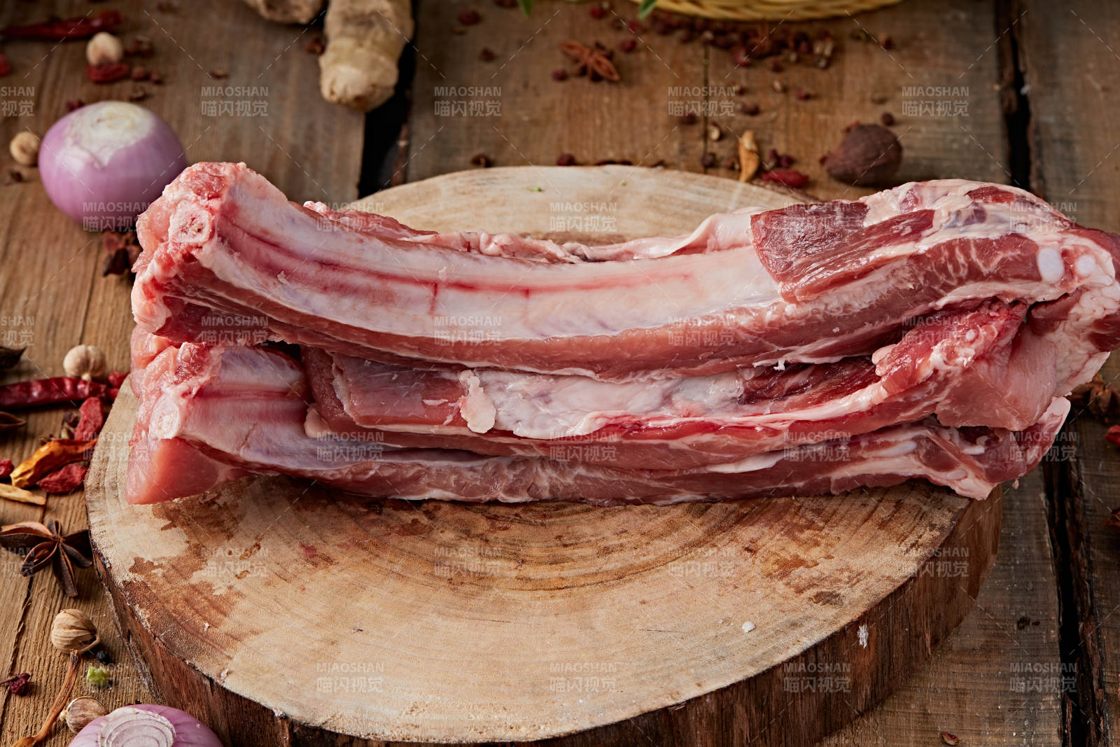 白色背景下的生鲜猪肋排