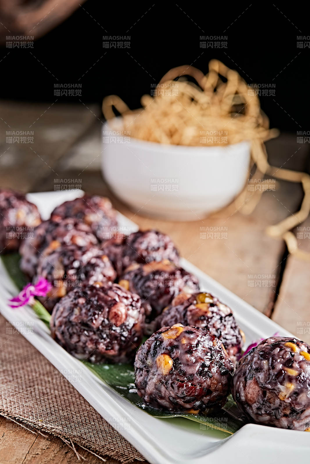 白色瓷盘装的八宝饭团