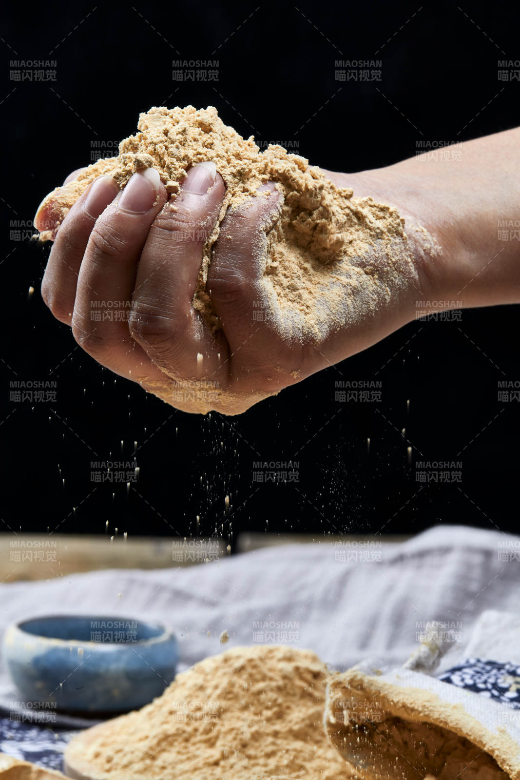 雙手揉搓捧起的糊糊面豆糊面