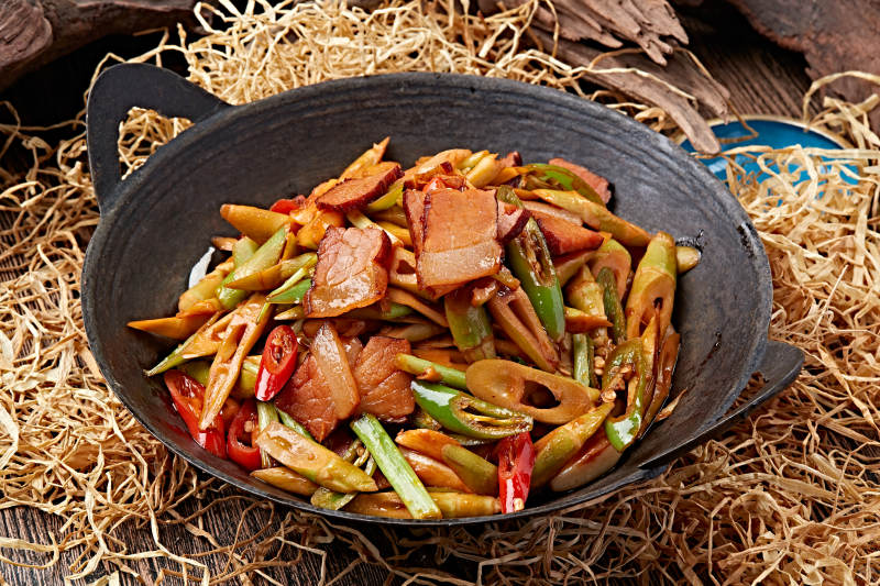 香辣锅仔腊肉嫩笋尖