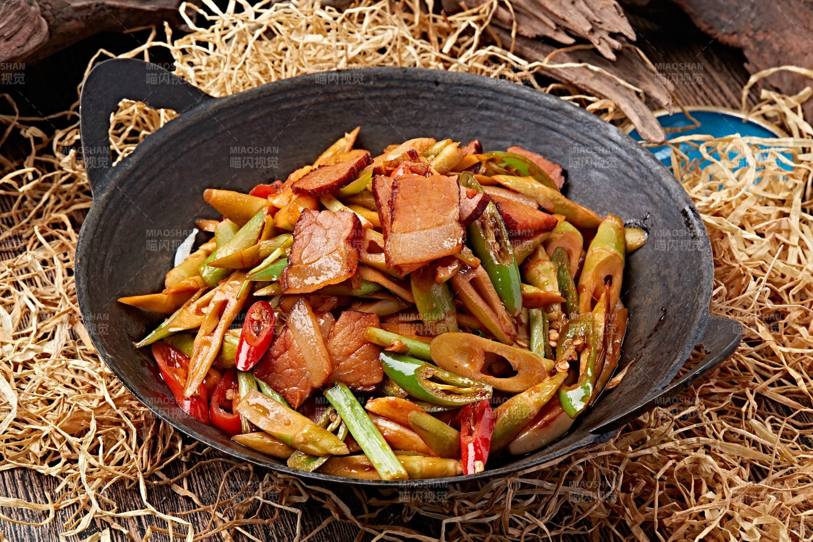 香辣锅仔腊肉嫩笋尖