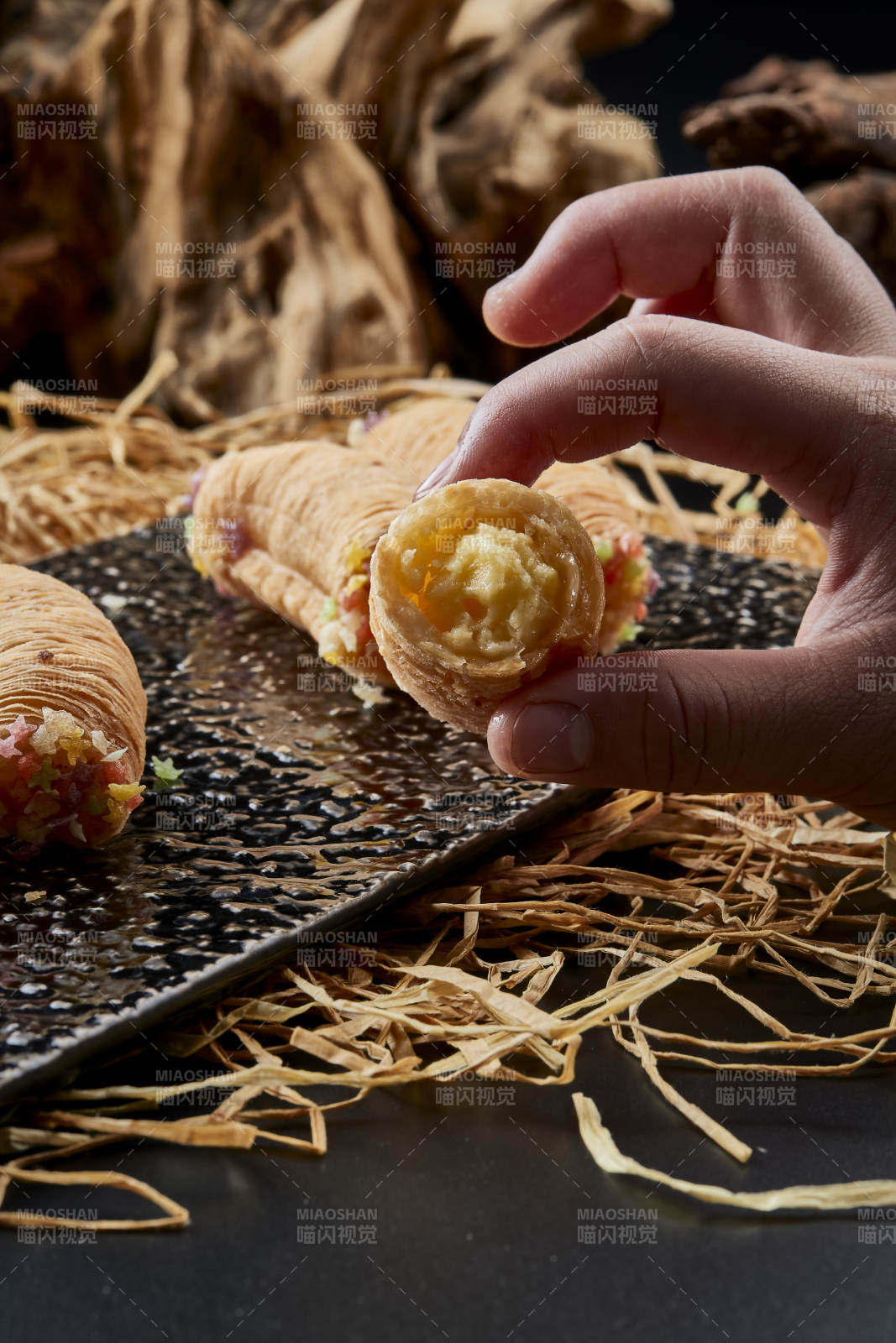 黑色瓷盤裝的香酥奶黃蛋酥