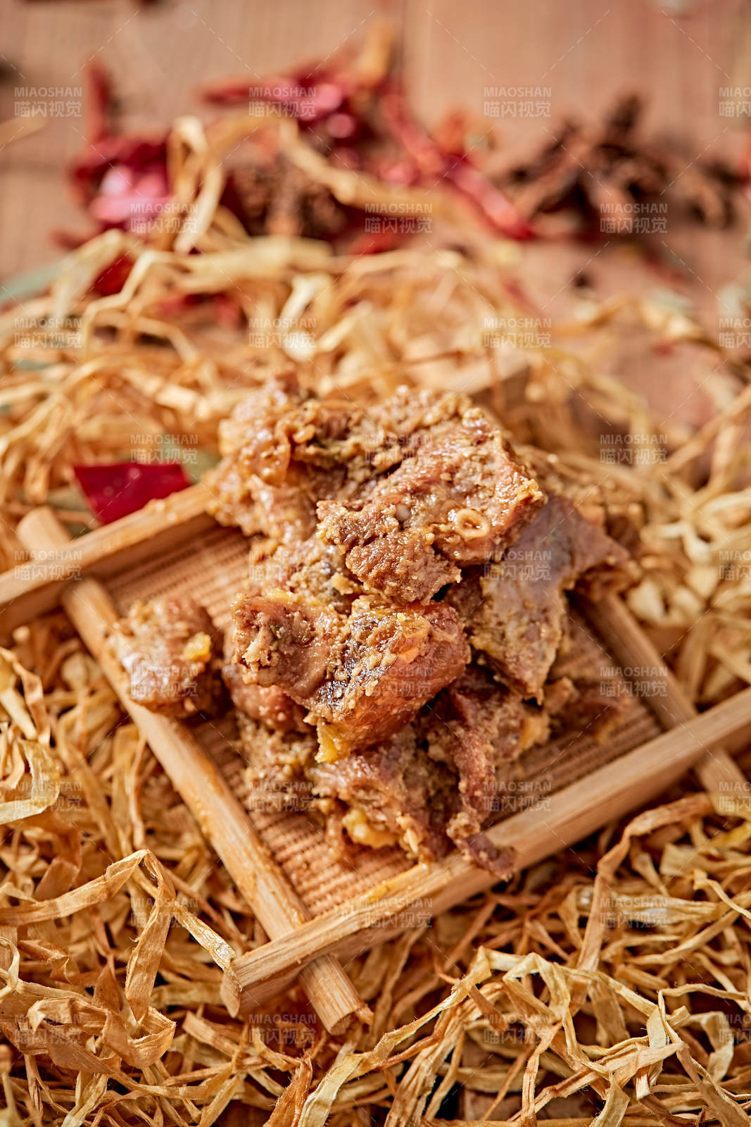 木质背景上摆放的自然香辣牛筋肉