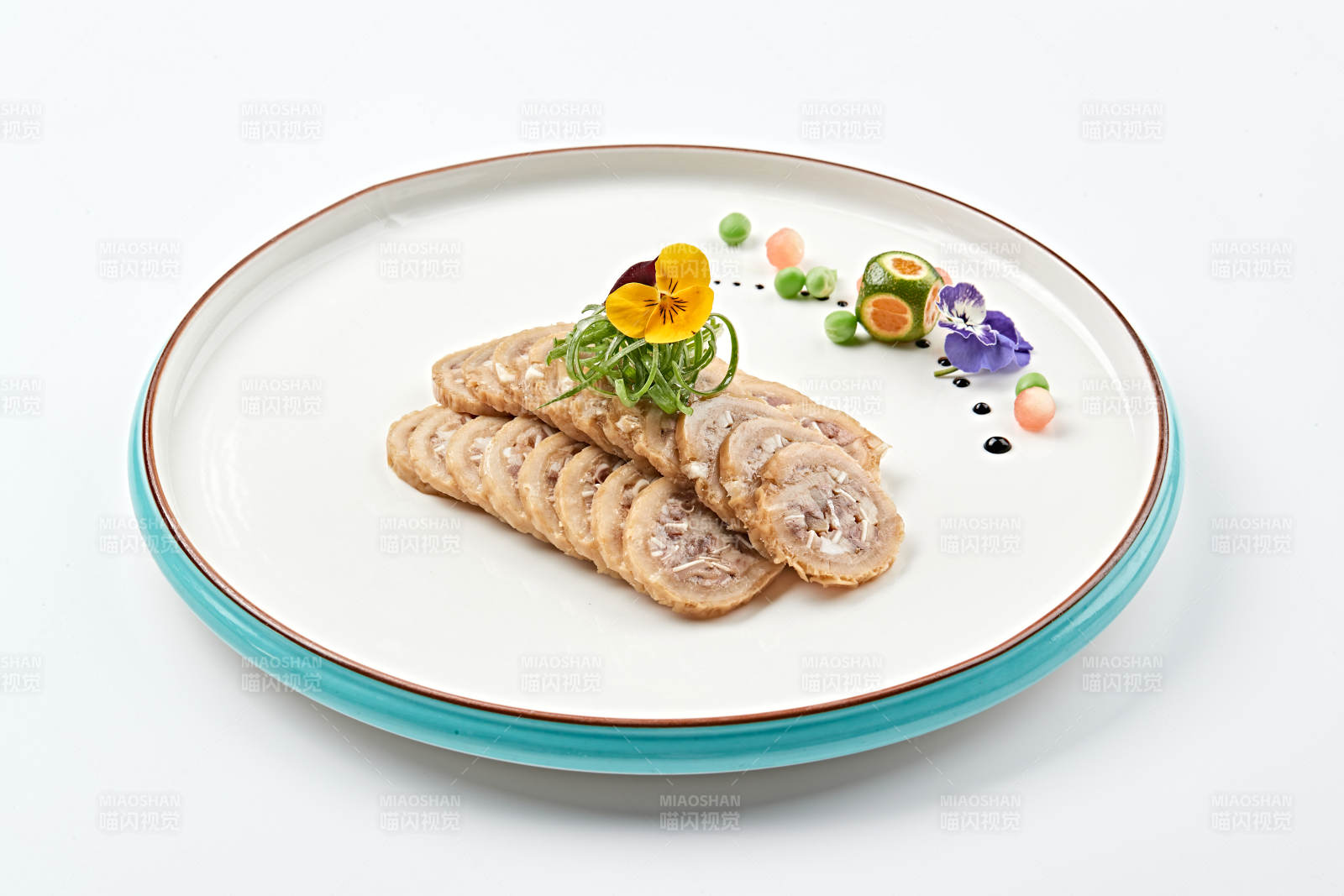 白色瓷盘装的鱿鱼压猪肚切片-摄影图