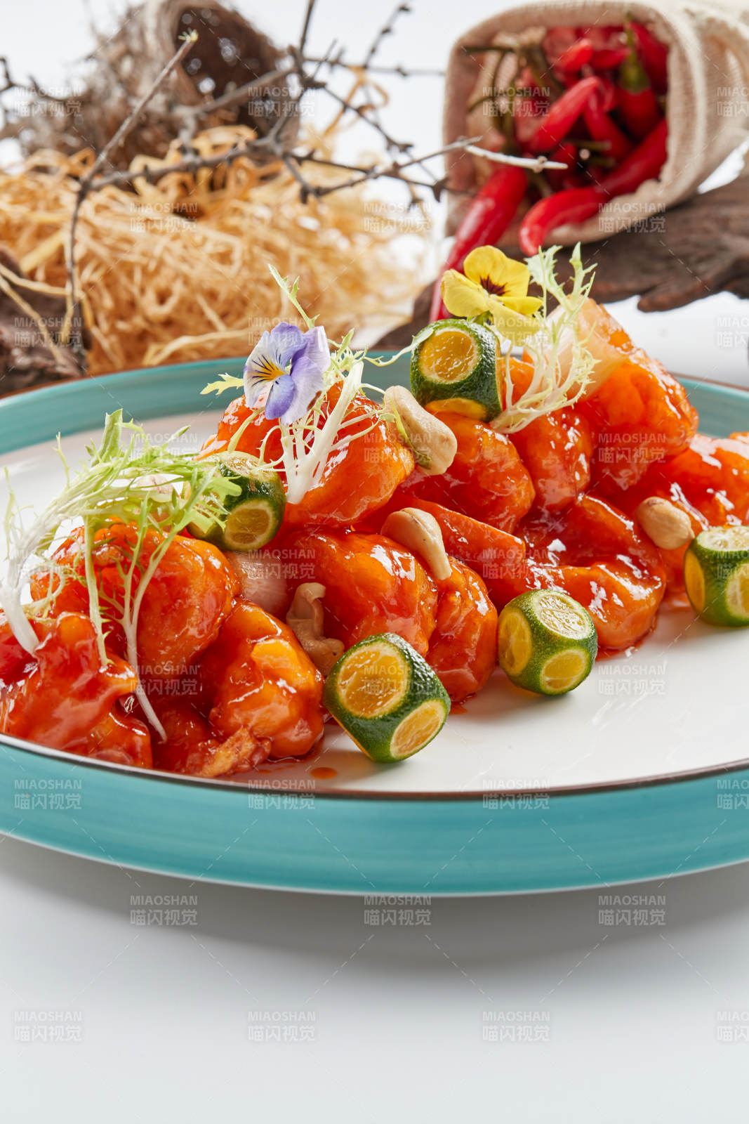 精美瓷餐具裝的宮保大蝦球