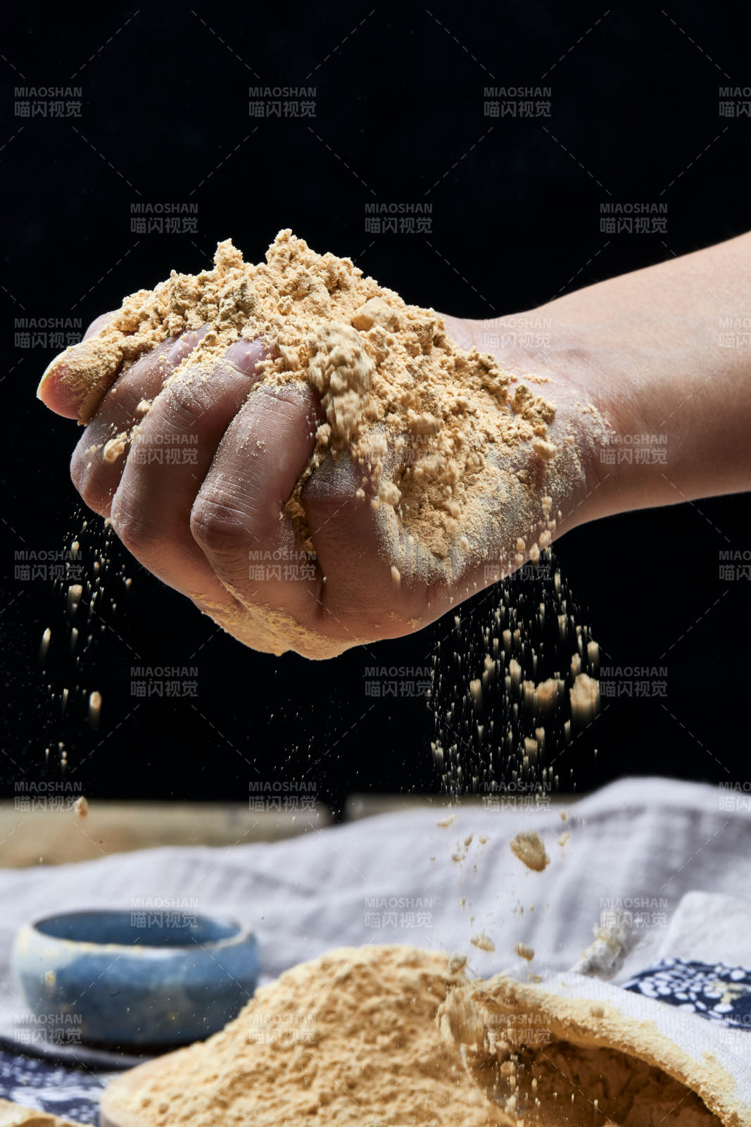 双手揉搓捧起的糊糊面豆糊面