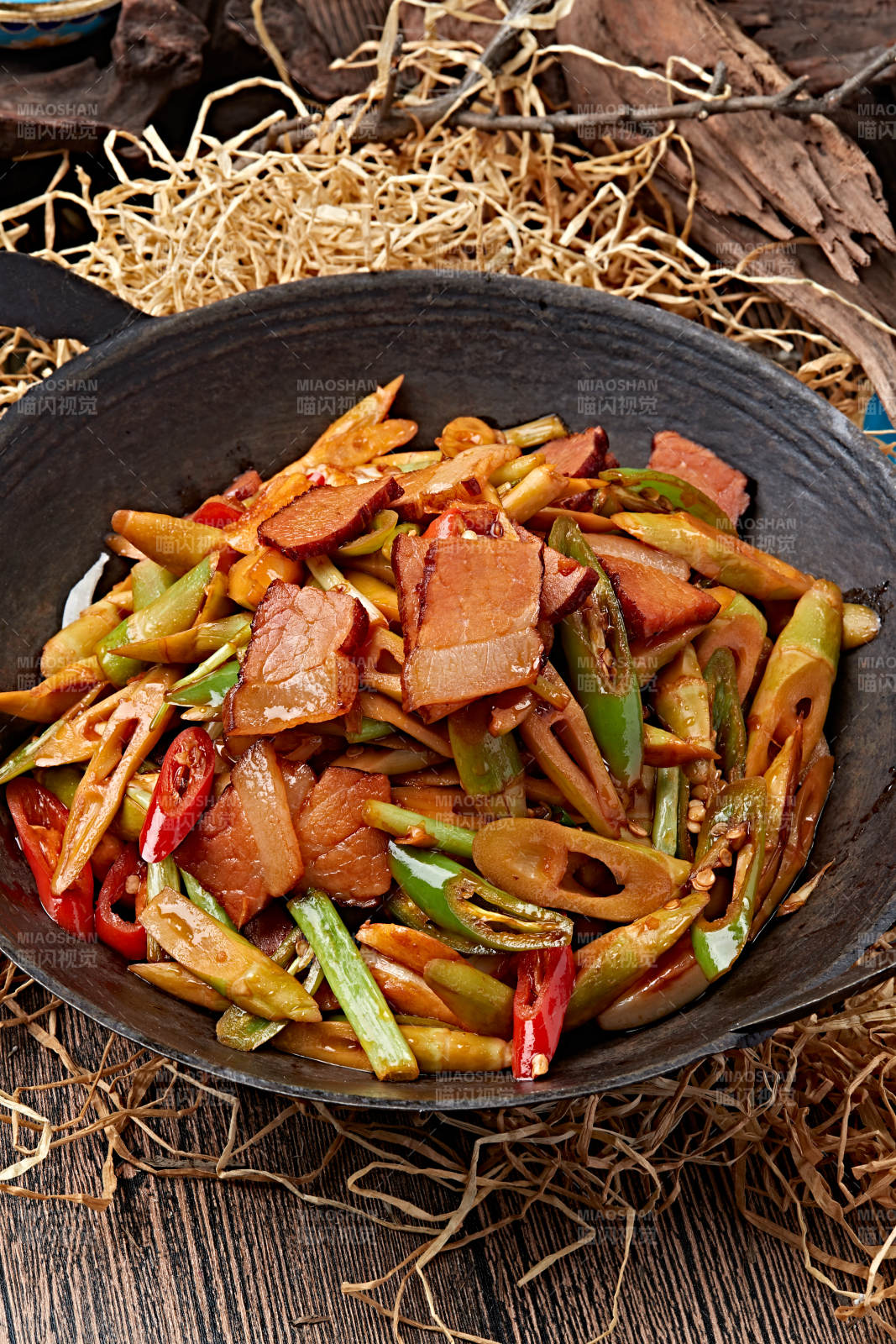 香辣锅仔腊肉嫩笋尖