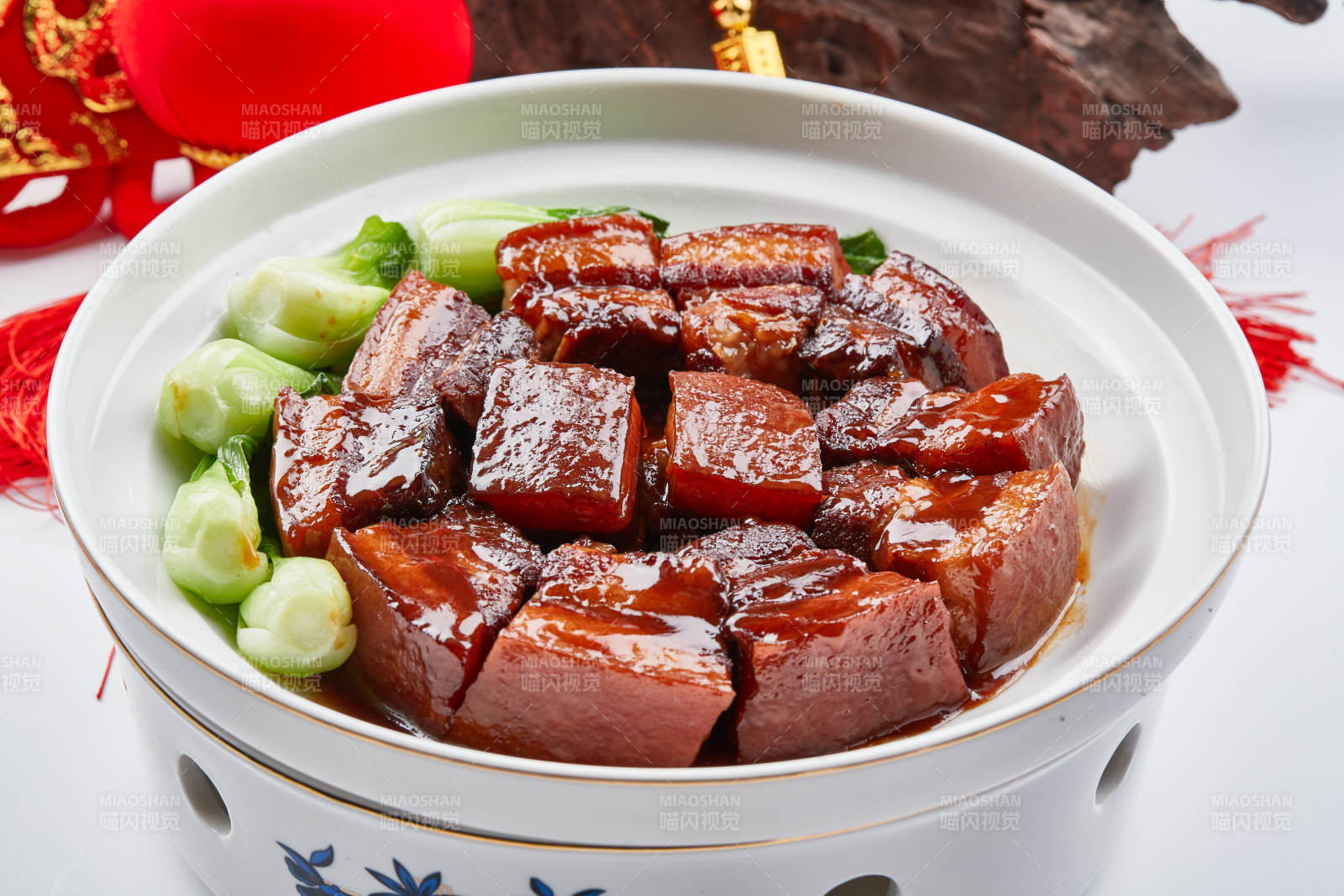 精美餐具装的传统红烧肉