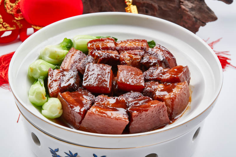 精美餐具装的传统红烧肉