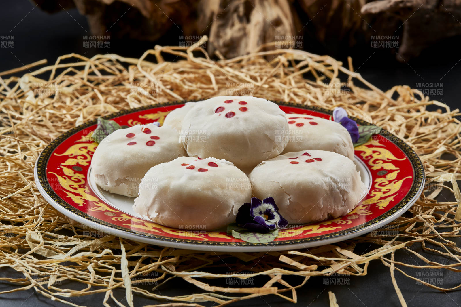 磁盤(pán)裝的傳統(tǒng)婚宴糕點(diǎn)白糖桂花芙蓉酥