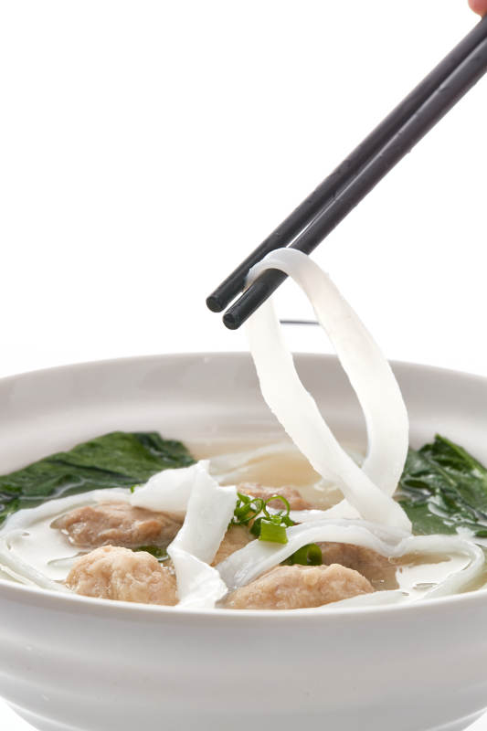 白色瓷碗裝的廣式河粉配牛丸