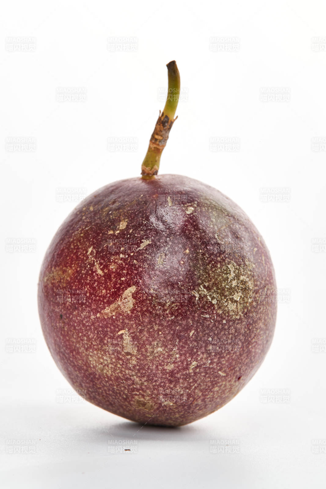 白色背景上摆放的新鲜百香果-摄影图