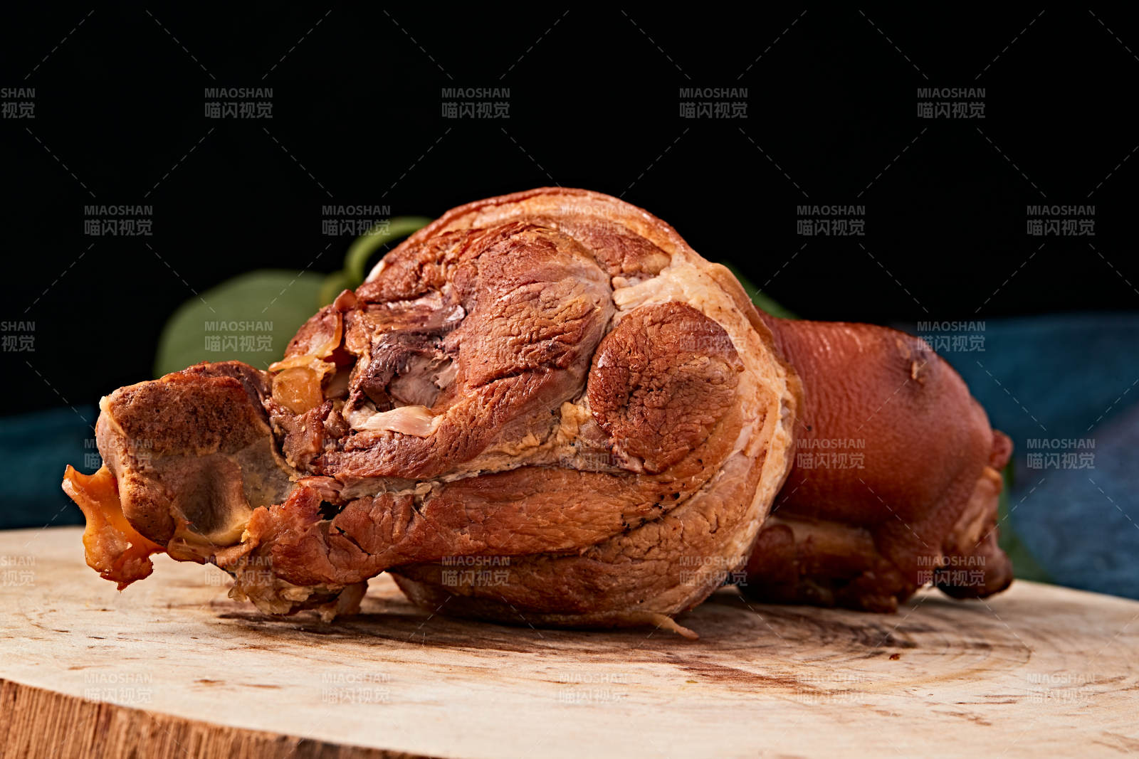 烟熏小香猪肘子-摄影图