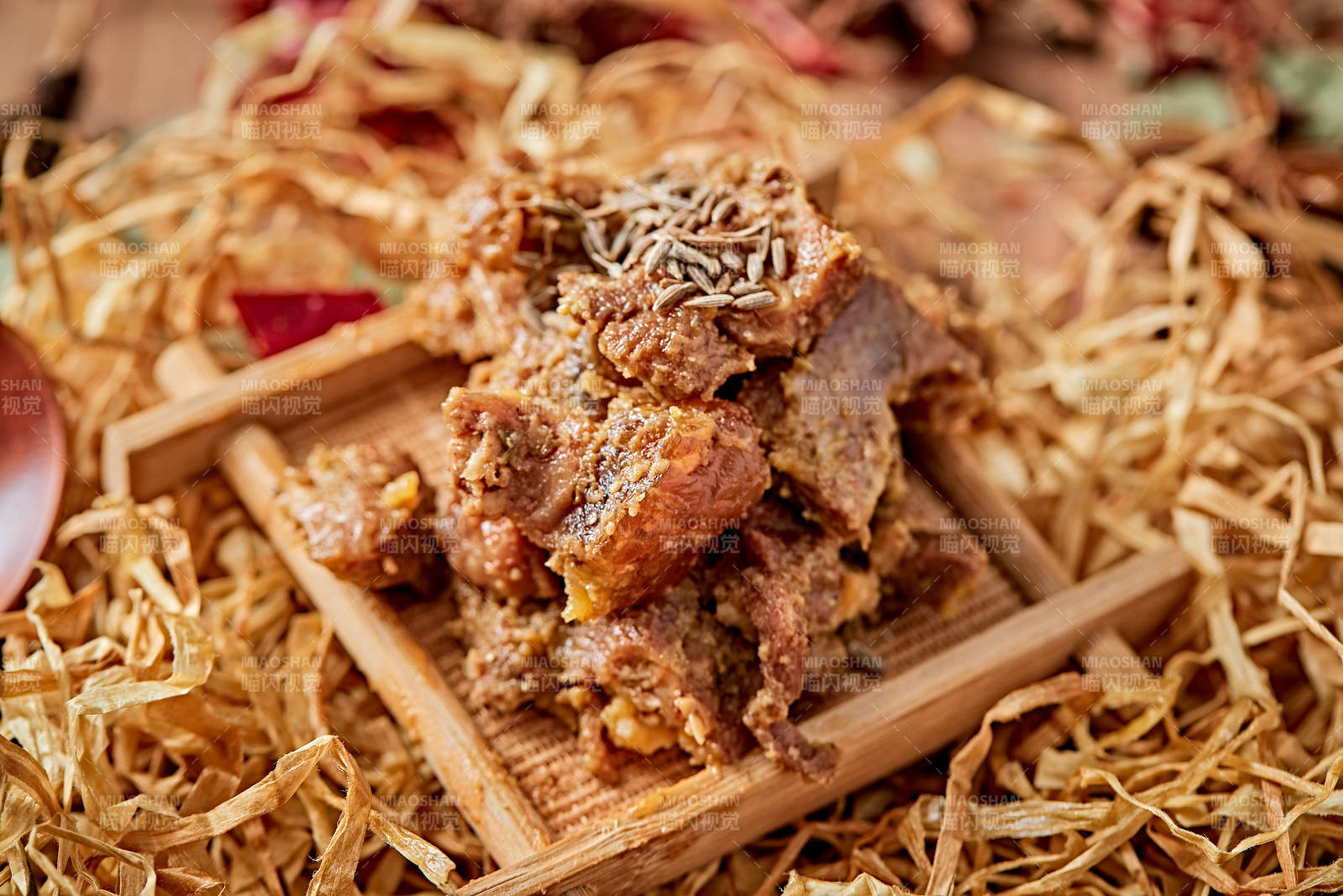 木质背景上摆放的自然香辣牛筋肉