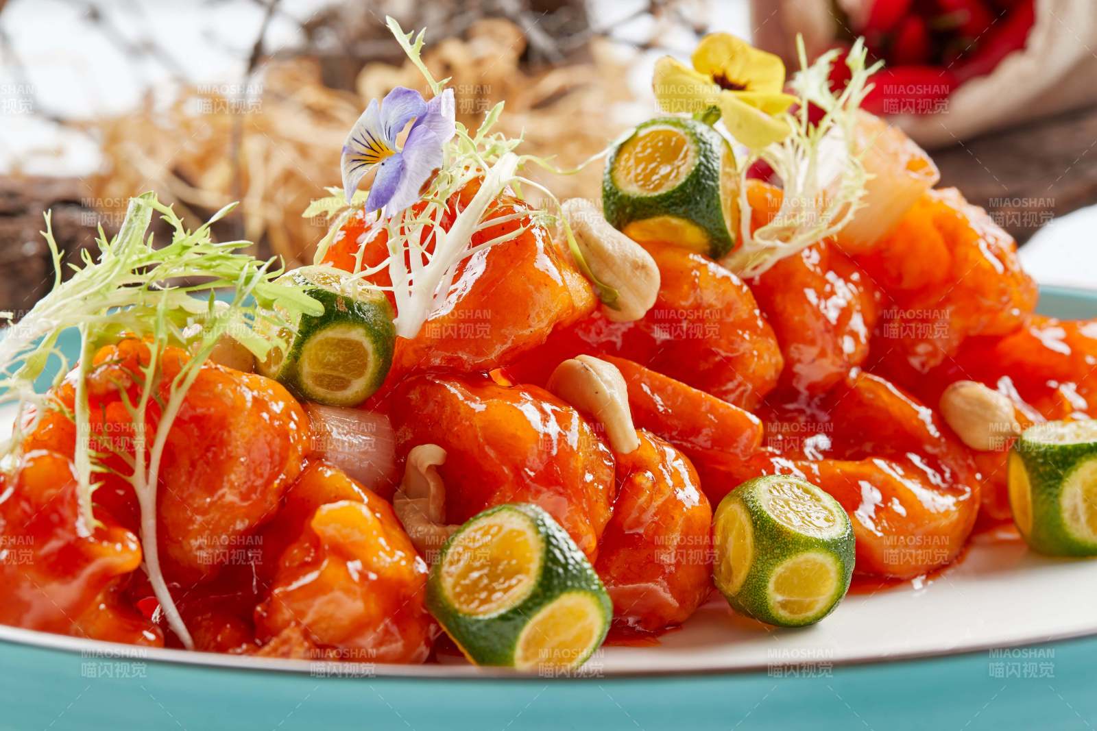 精美瓷餐具裝的宮保大蝦球